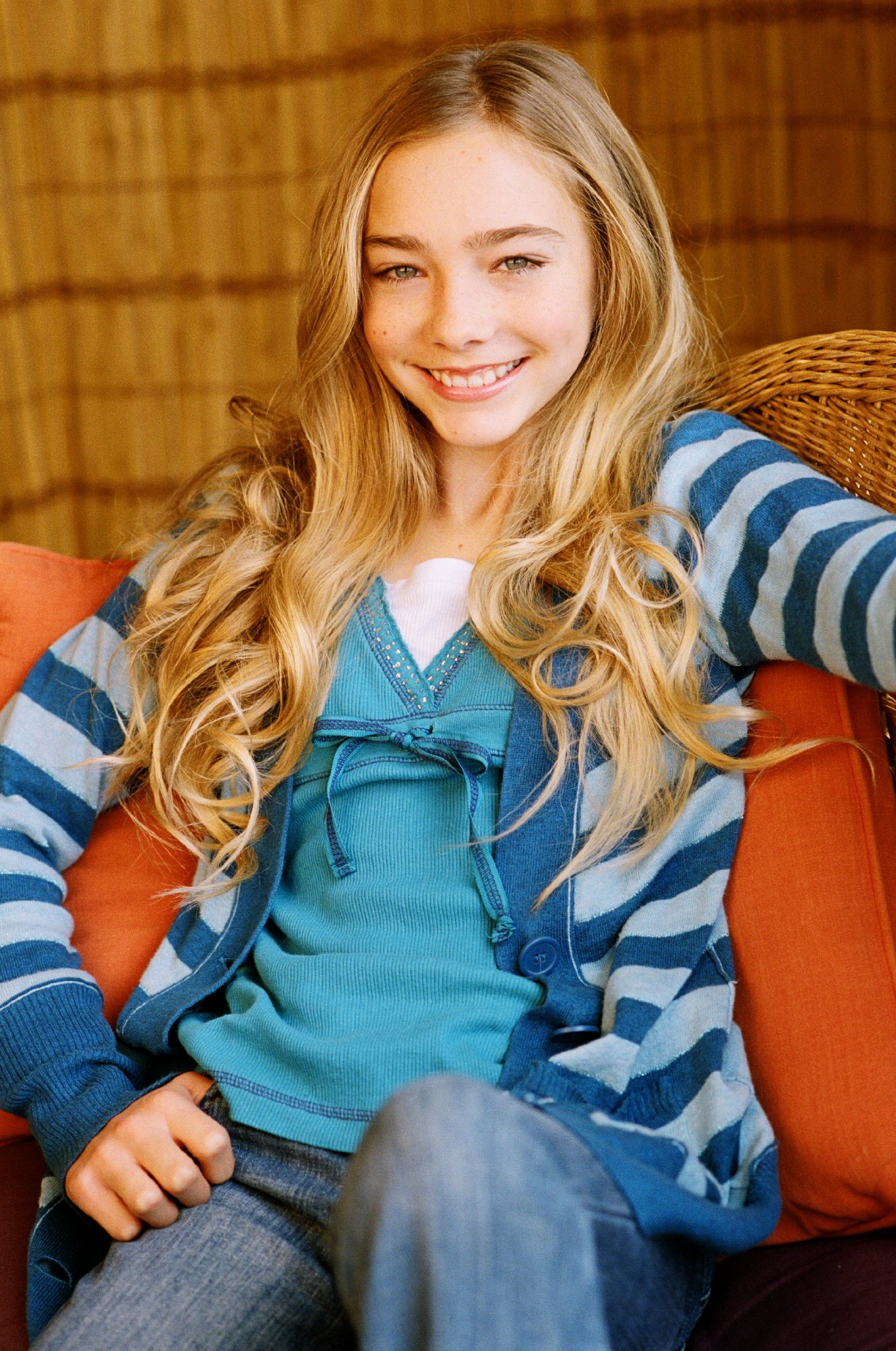 Фото - Келси Бэтилан: 1359x2048 / 648 Кб