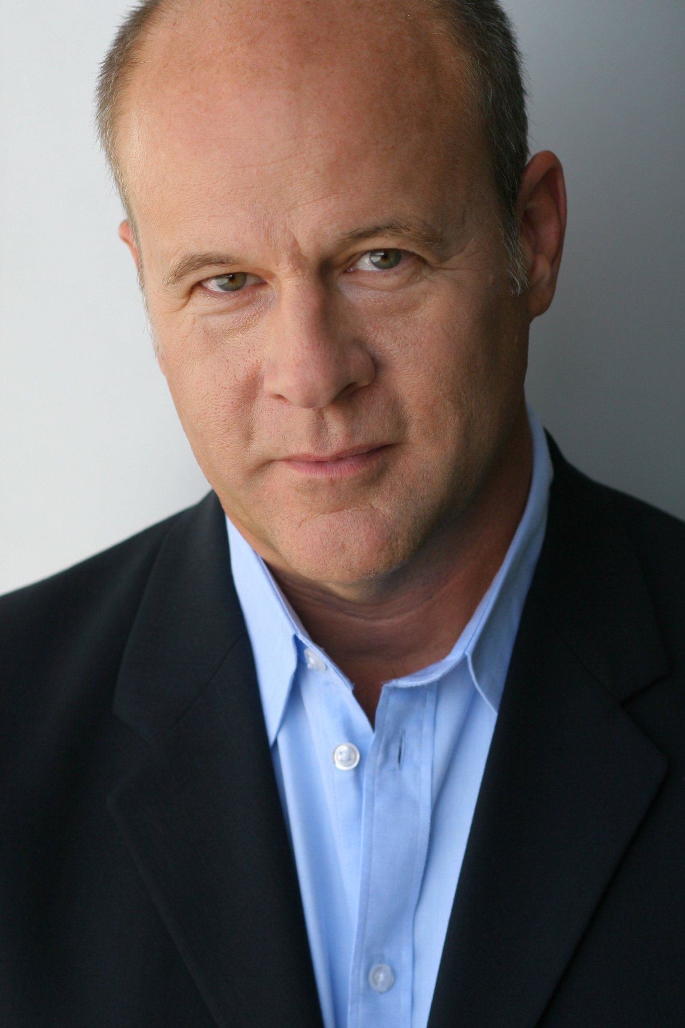 Фото - Джеймс Шанклин: 1366x2048 / 238 Кб