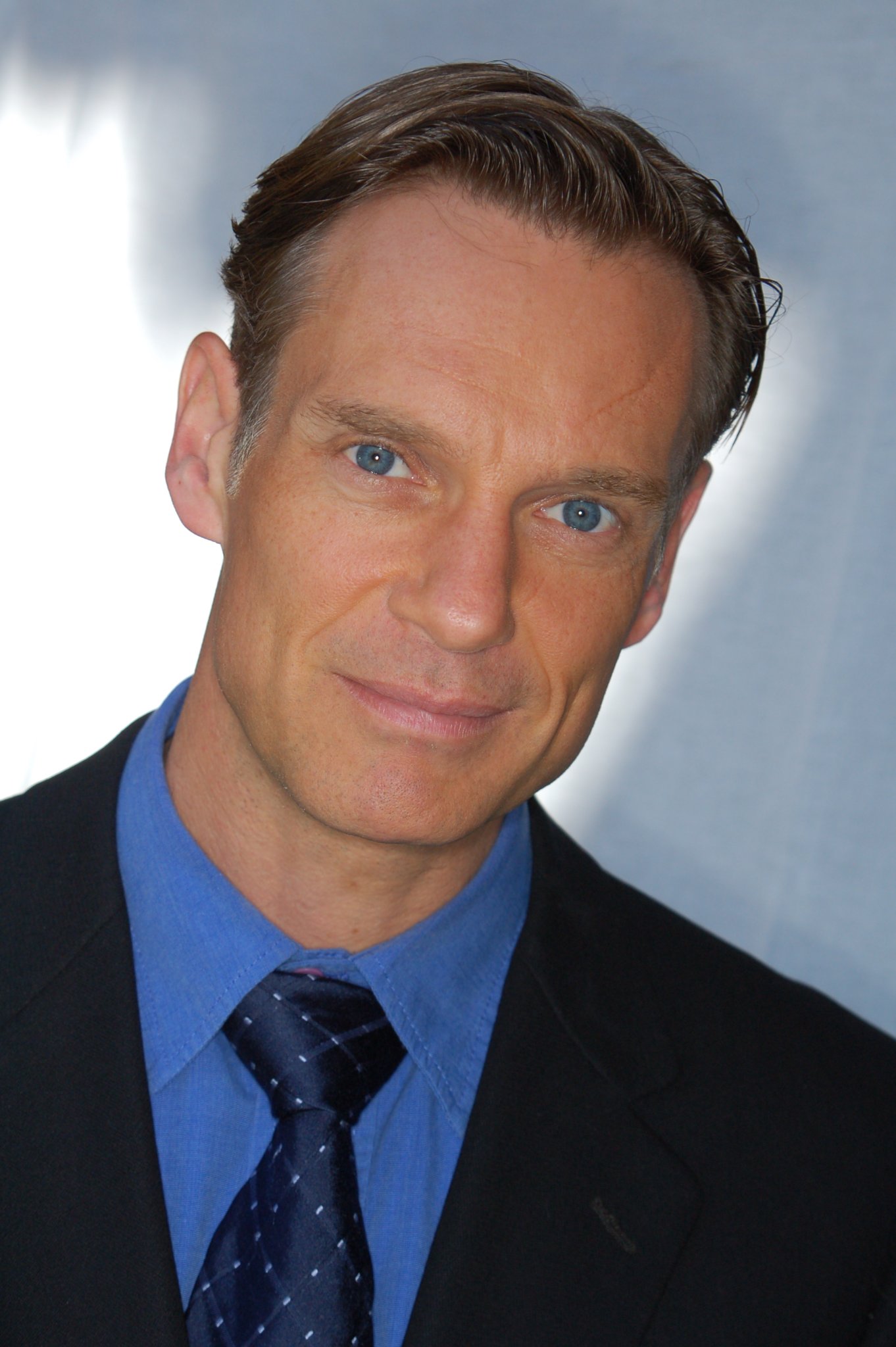 Фото - Элистер Стил: 1362x2048 / 255 Кб