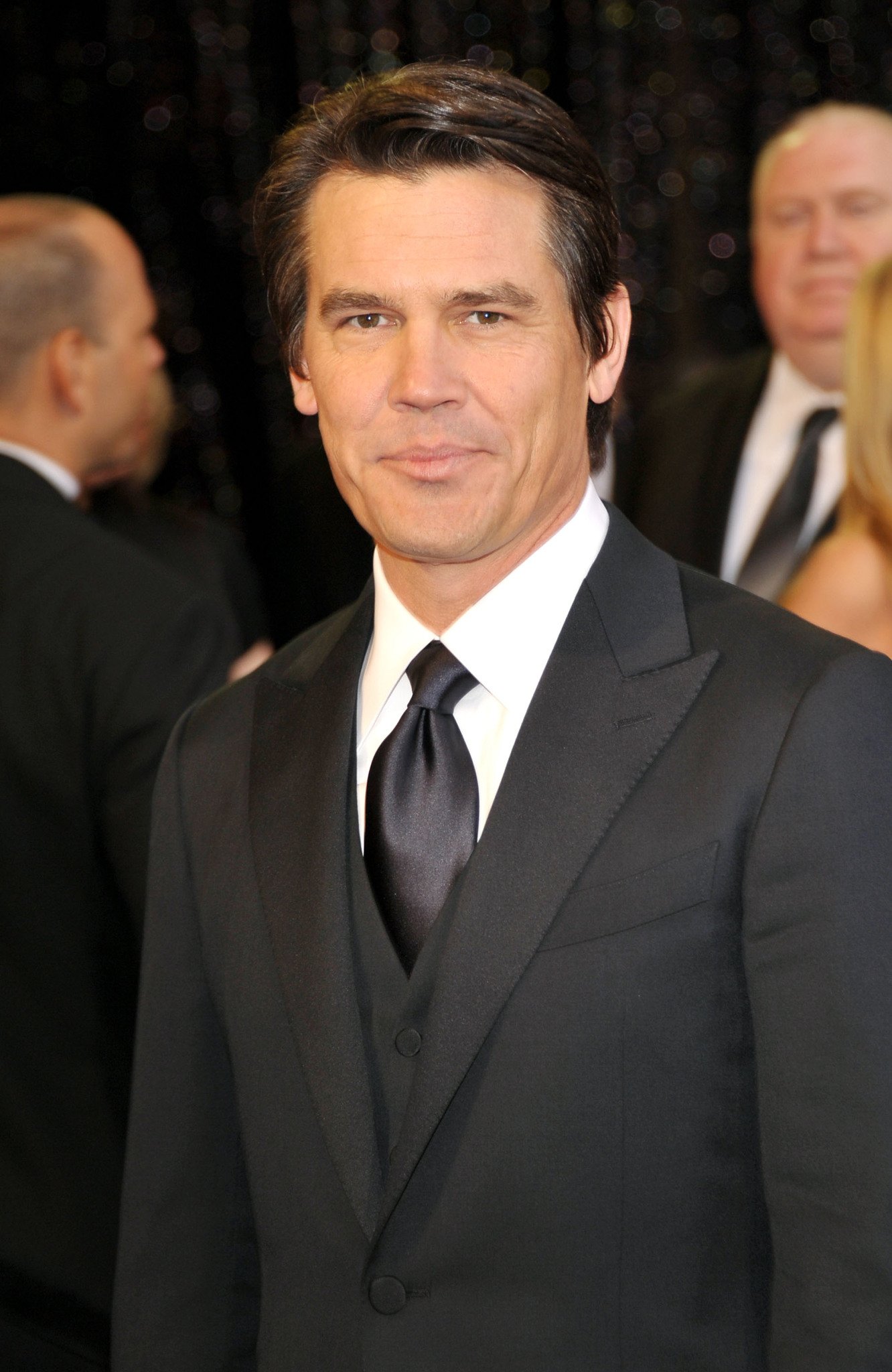 Фото - Джош Бролин: 1332x2048 / 320 Кб