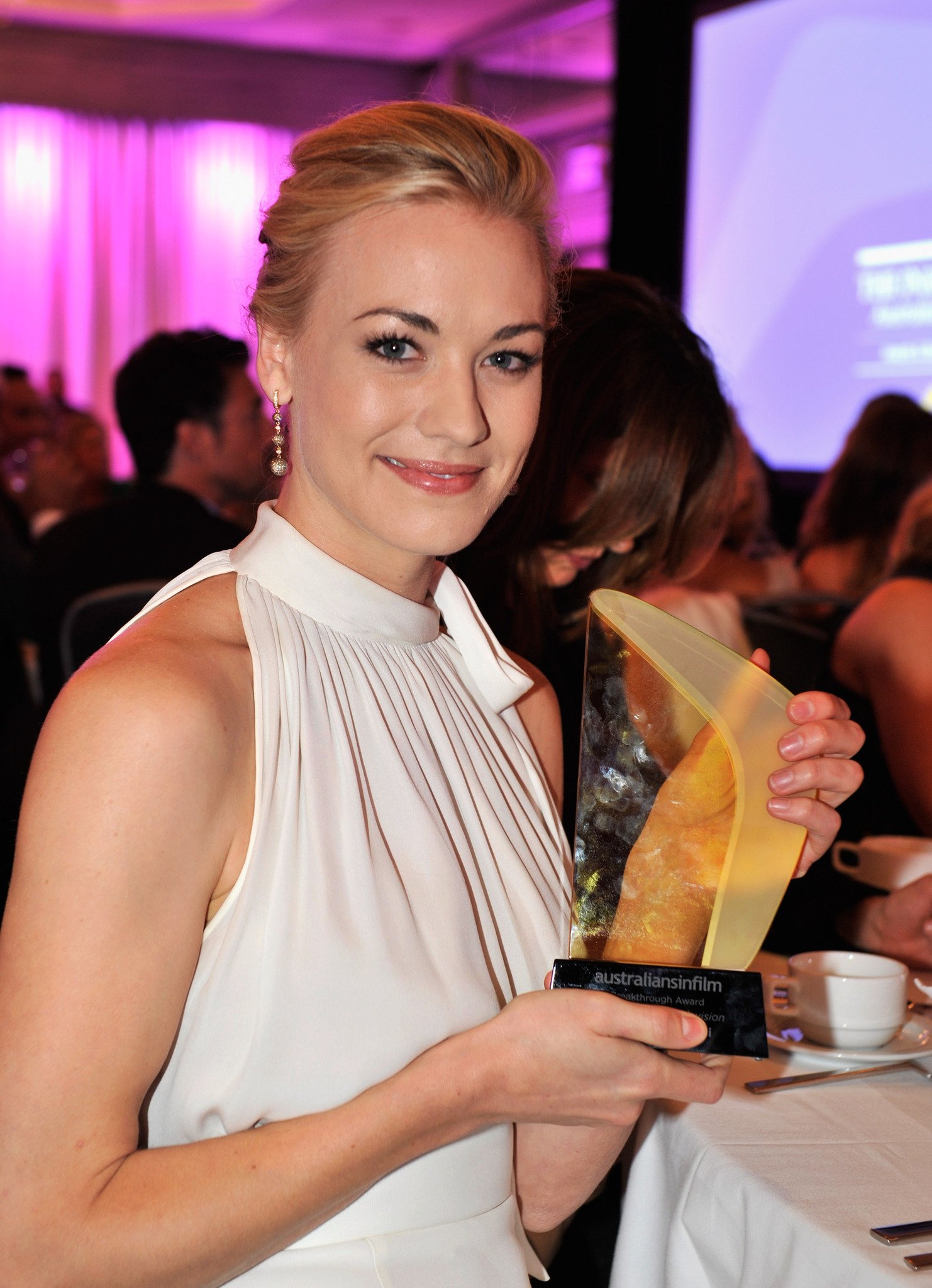 Фото - Ивонн Страховски: 1482x2048 / 393 Кб