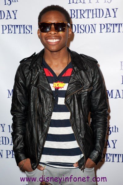 Фото - Карлон Джеффри: 399x600 / 63 Кб