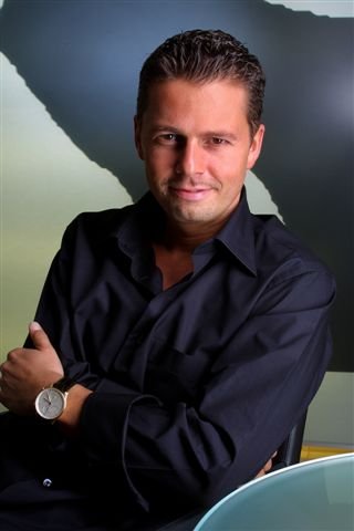 Фото - Кристиан Бэйх: 320x480 / 19 Кб