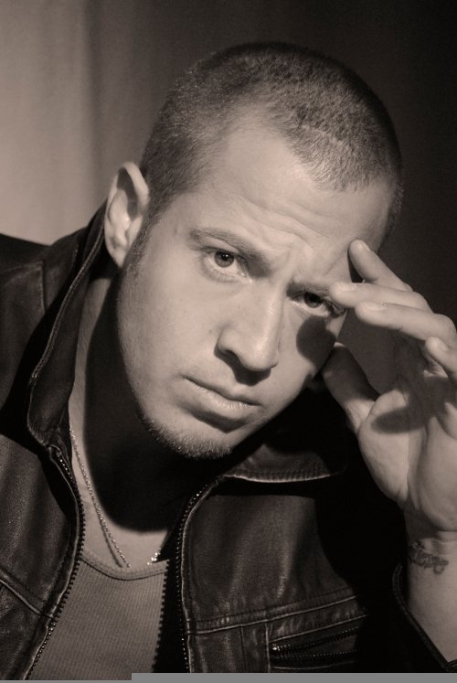 Фото - Аарон Сэкстон: 500x747 / 56 Кб