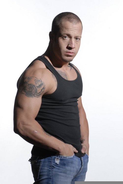 Фото - Аарон Сэкстон: 500x747 / 34 Кб