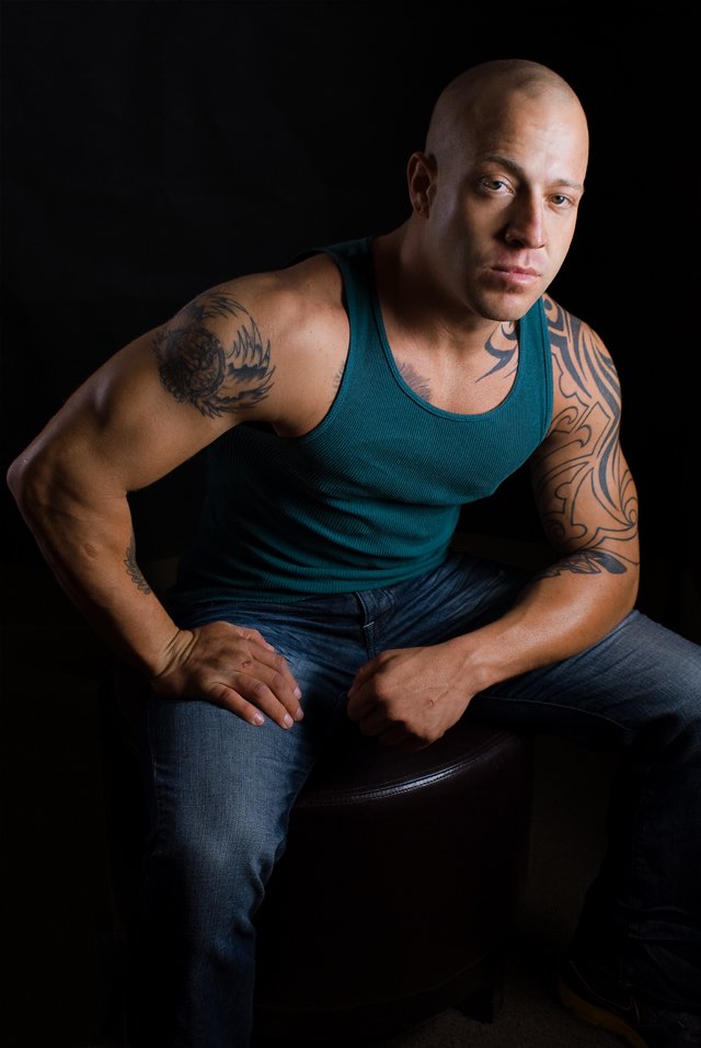 Фото - Аарон Сэкстон: 640x956 / 63 Кб