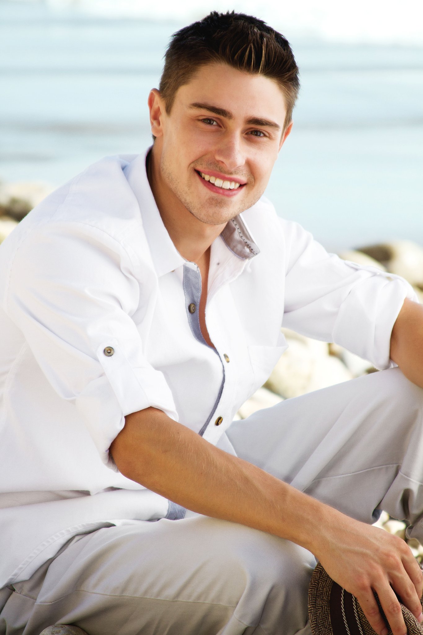 Фото - Пэриш Дилан: 1365x2048 / 255 Кб