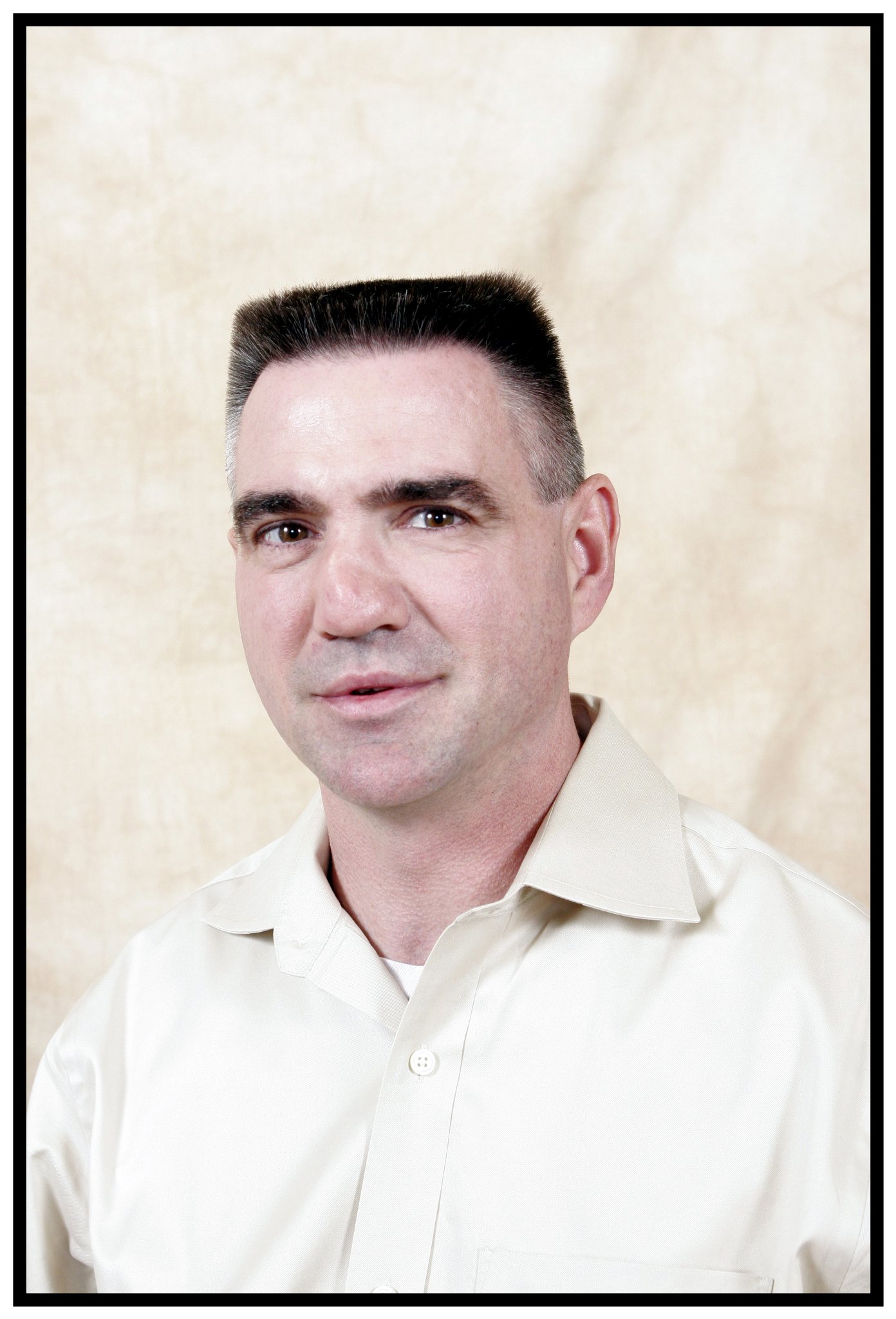 Фото - Роберт Хотален: 1392x2048 / 289 Кб