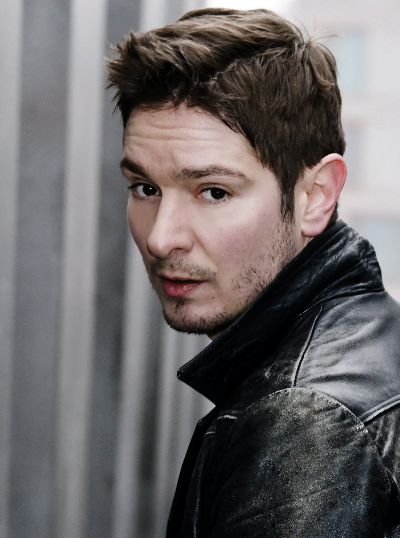 Фото - Майкл Бэрал: 1366x1840 / 328 Кб