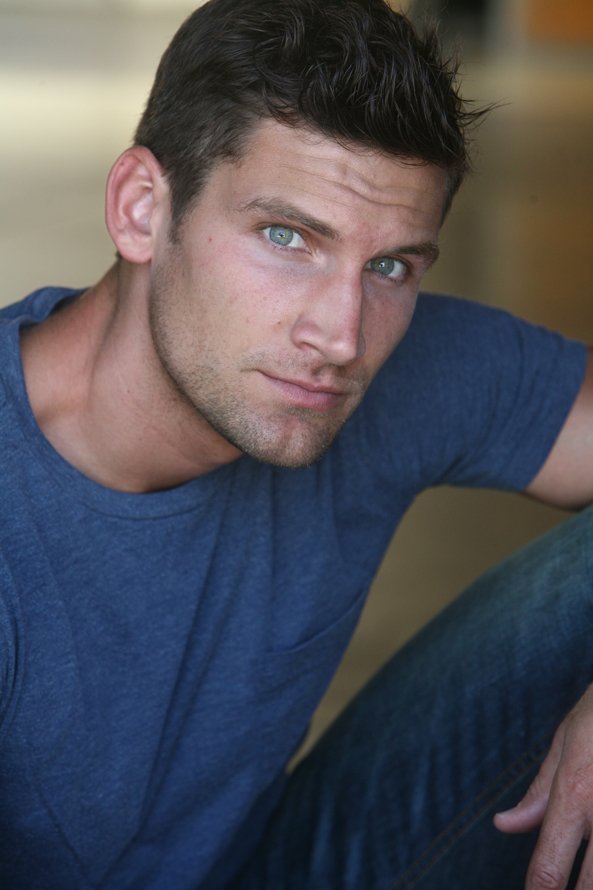 Фото - Райан Бигл : 593x890 / 60 Кб