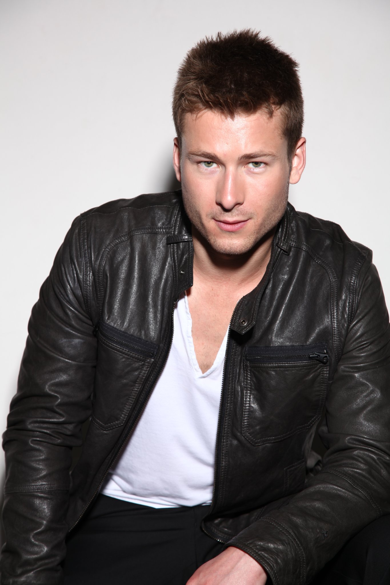 Фото - Глен Пауэлл: 1365x2048 / 288 Кб