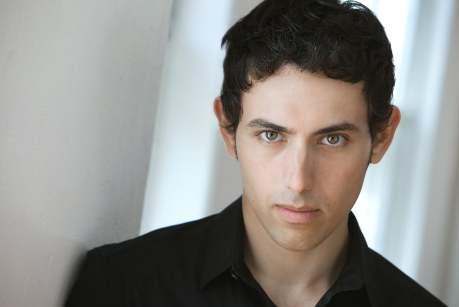 Фото - Джон Блоч: 900x603 / 48 Кб