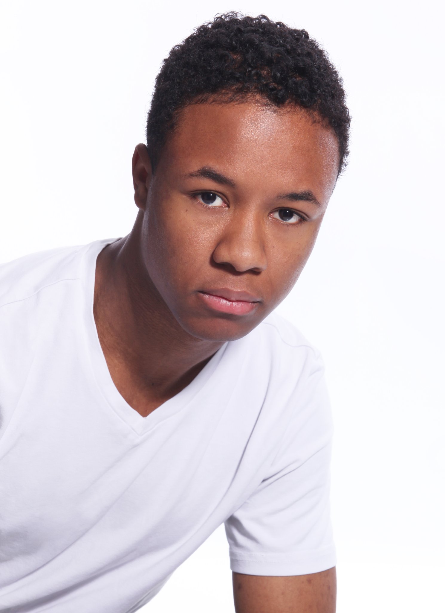 Фото - Джош Гилберт: 1489x2048 / 186 Кб