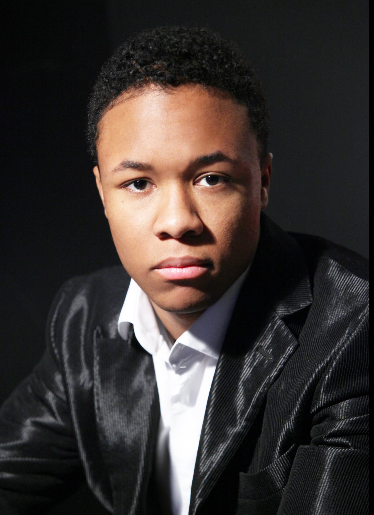 Фото - Джош Гилберт: 1489x2048 / 336 Кб