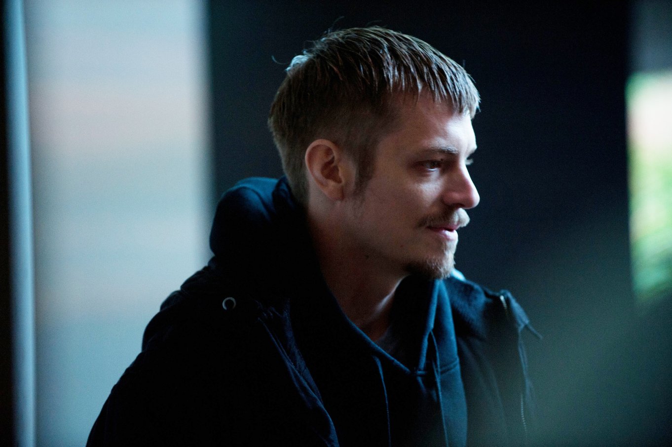 Фото - Юэль Киннаман: 1362x906 / 146 Кб