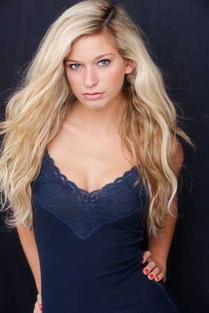 Фото - Эмили Пельз: 300x450 / 26 Кб