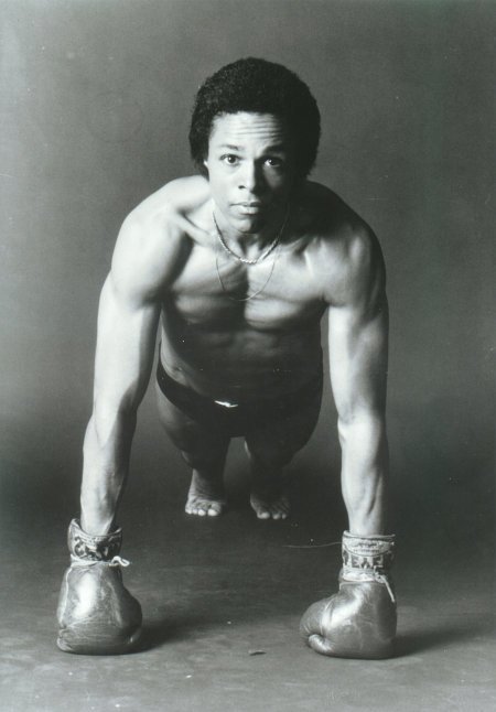 Фото - Леон Айзэк Кеннеди: 450x646 / 38 Кб