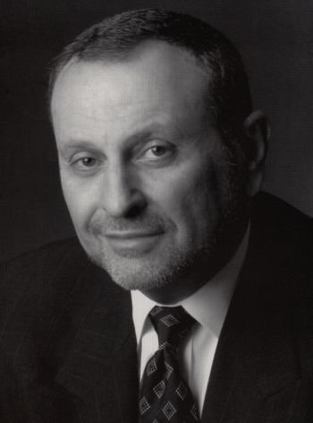 Фото - Стэнли Айзэкс: 350x472 / 18 Кб