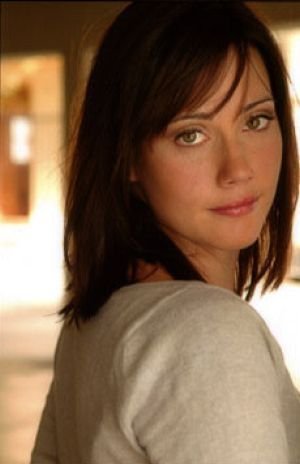 Фото - Эмма Бейтс: 300x464 / 19 Кб