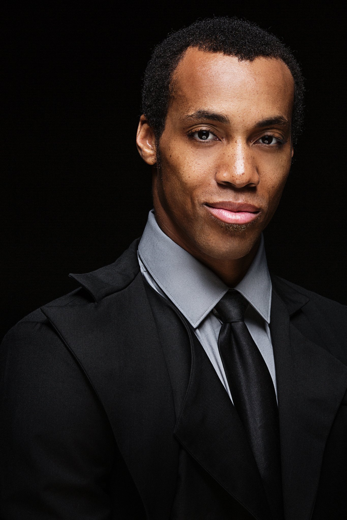 Фото - Аарон Тони: 1365x2048 / 426 Кб