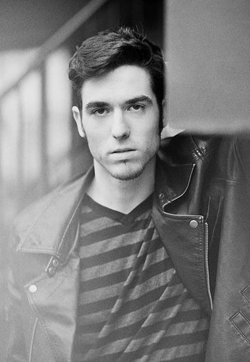 Фото - Майкл Томас Мур: 352x509 / 33 Кб