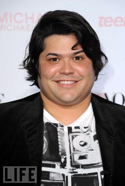 Фото - Харви Гильен: 400x594 / 36 Кб