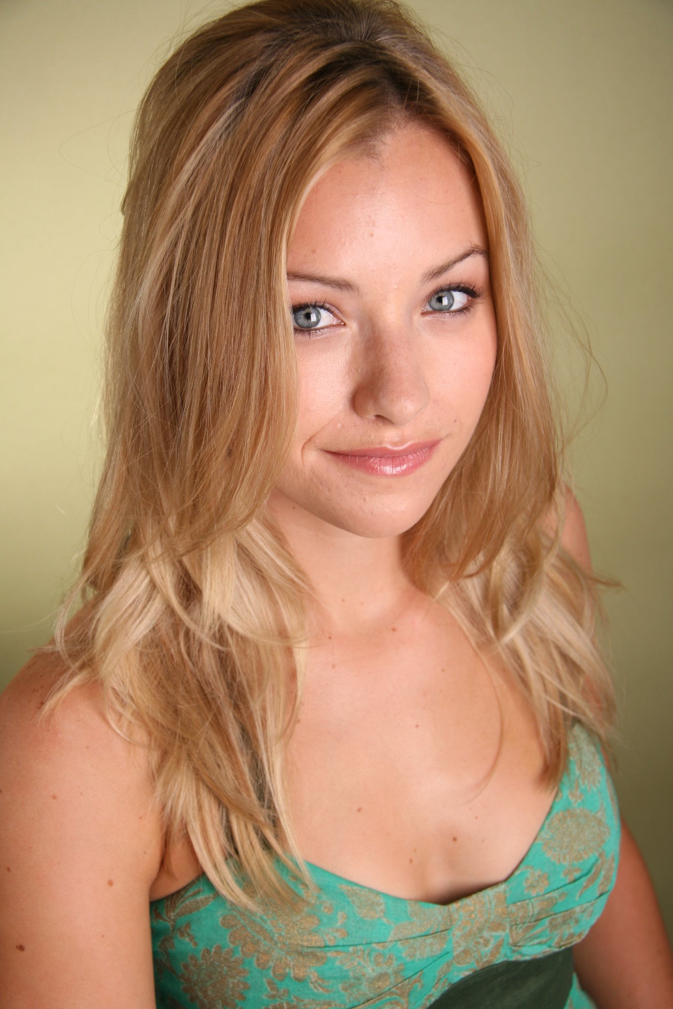 Фото - Эшли Плац: 1365x2048 / 318 Кб