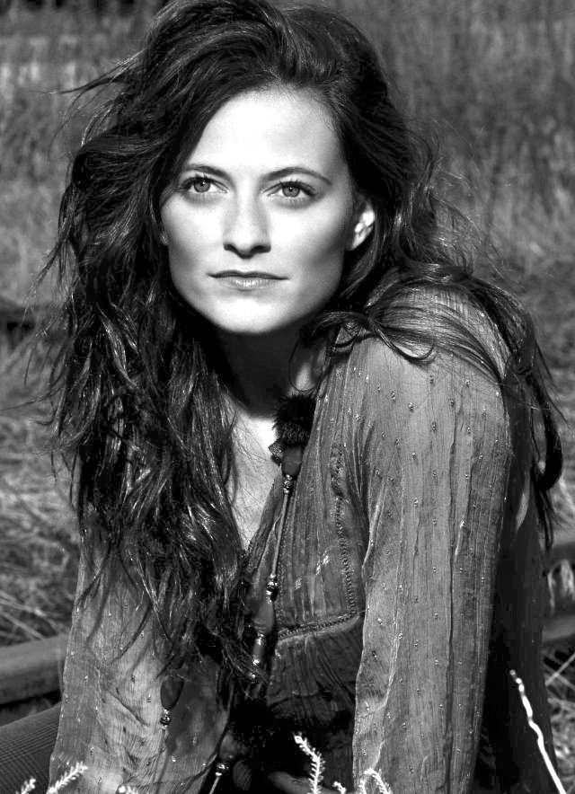 Фото - Лара Пулвер: 640x884 / 109 Кб