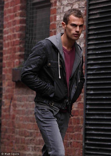 Фото - Тео Джеймс: 385x540 / 35 Кб