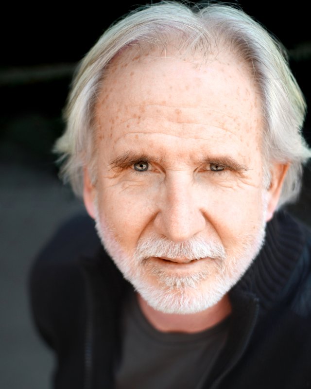 Фото - Томас Р. Уотерс: 640x800 / 59 Кб