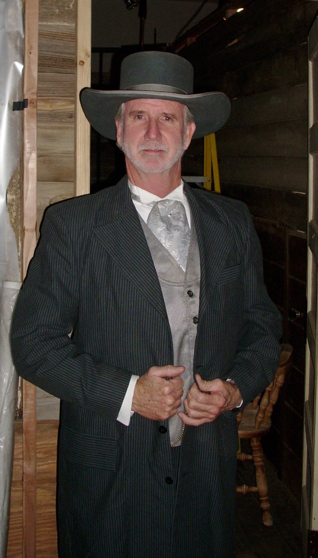 Фото - Томас Р. Уотерс: 640x1121 / 131 Кб