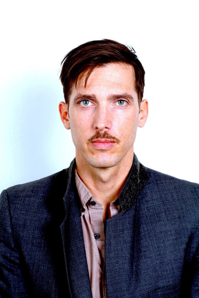 Фото - Дэниэл Эхерн: 682x1024 / 121 Кб