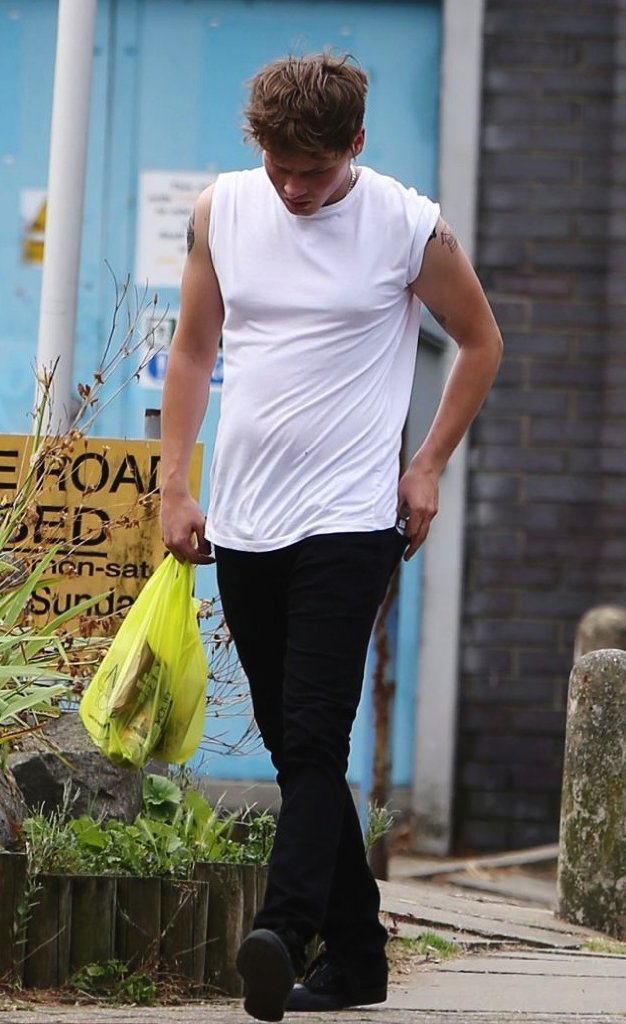 Фото - Сэм Страйк: 626x1024 / 112 Кб