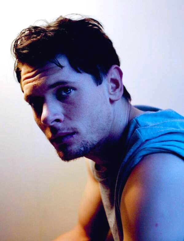 Фото - Джек О'Коннелл: 599x784 / 46.06 Кб