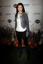 Смотреть өзбек порно онлайн Қолында татуировкасы бар трансексуалды Эмманың порно видеосы