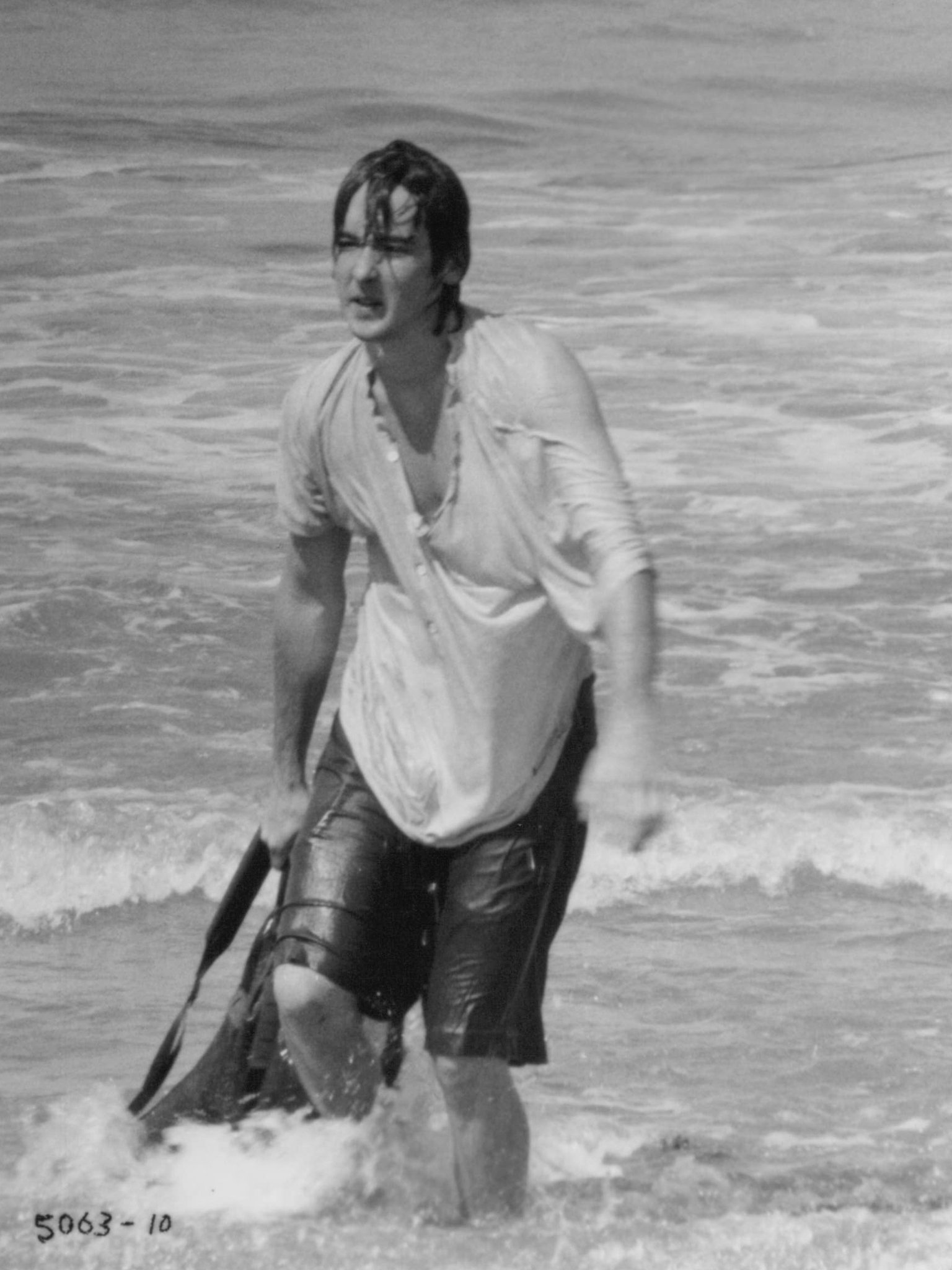 Преследовать по пятам. Преследовать по пятам. Преследование фильм 2022. Преследовать по пятам. Джон кьюсак торс.