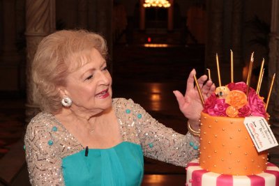 Фото - Betty White's 90th Birthday: A Tribute to America's Golden Girl: 400x267 / 25 Кб