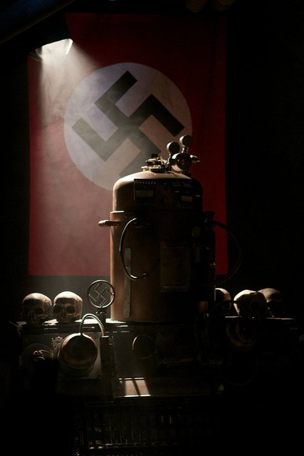 Фото - Нацисты в центре Земли: 427x640 / 28 Кб