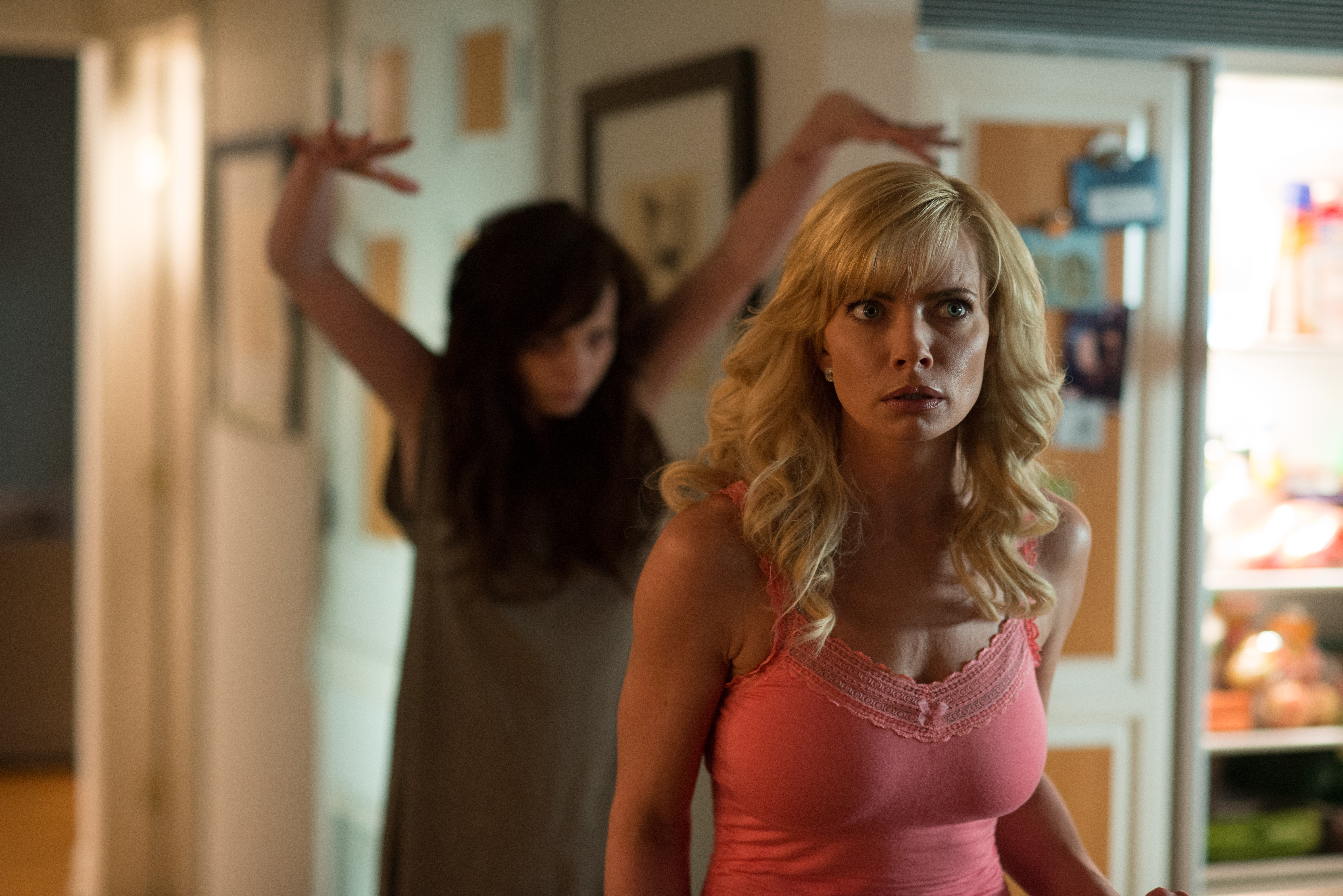 Убойные каникулы такер и дейл. Бесплатные ужасы комедии. Дом с паранормальными явлениями 3 комедия. Бесплатные ужасы комедии. Марлон уэйанс дом с паранормальными явлениями 2.