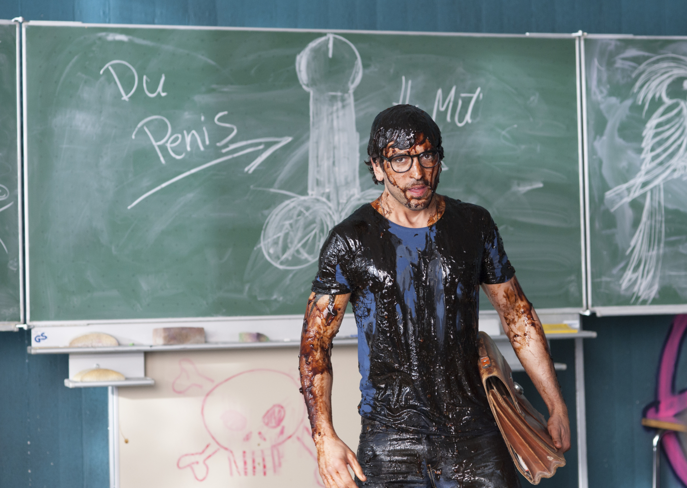 Ученики в школе. Учитель с ремнем. Класс с учениками. Учитель учит ученика. Зачётный препод даниэль.