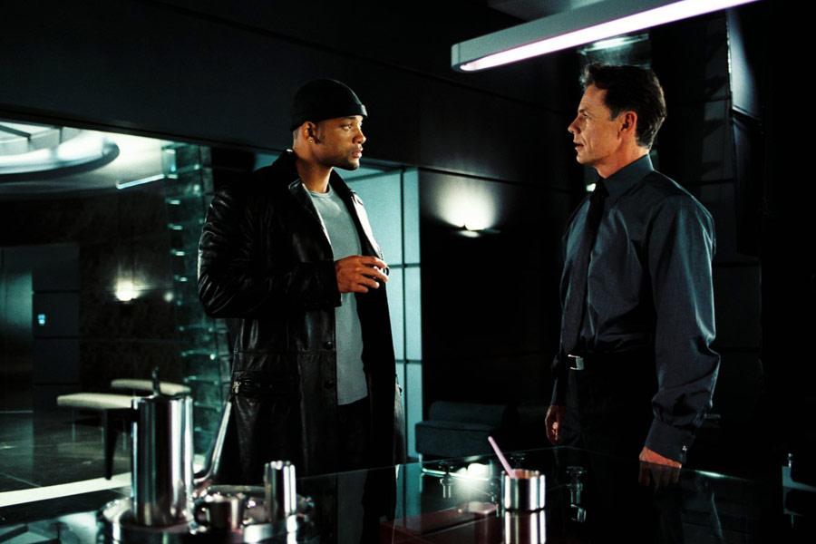 Я робот диск. Я робот 2 дата. Уилл смит 2004. Я, робот. Я робот 2004.