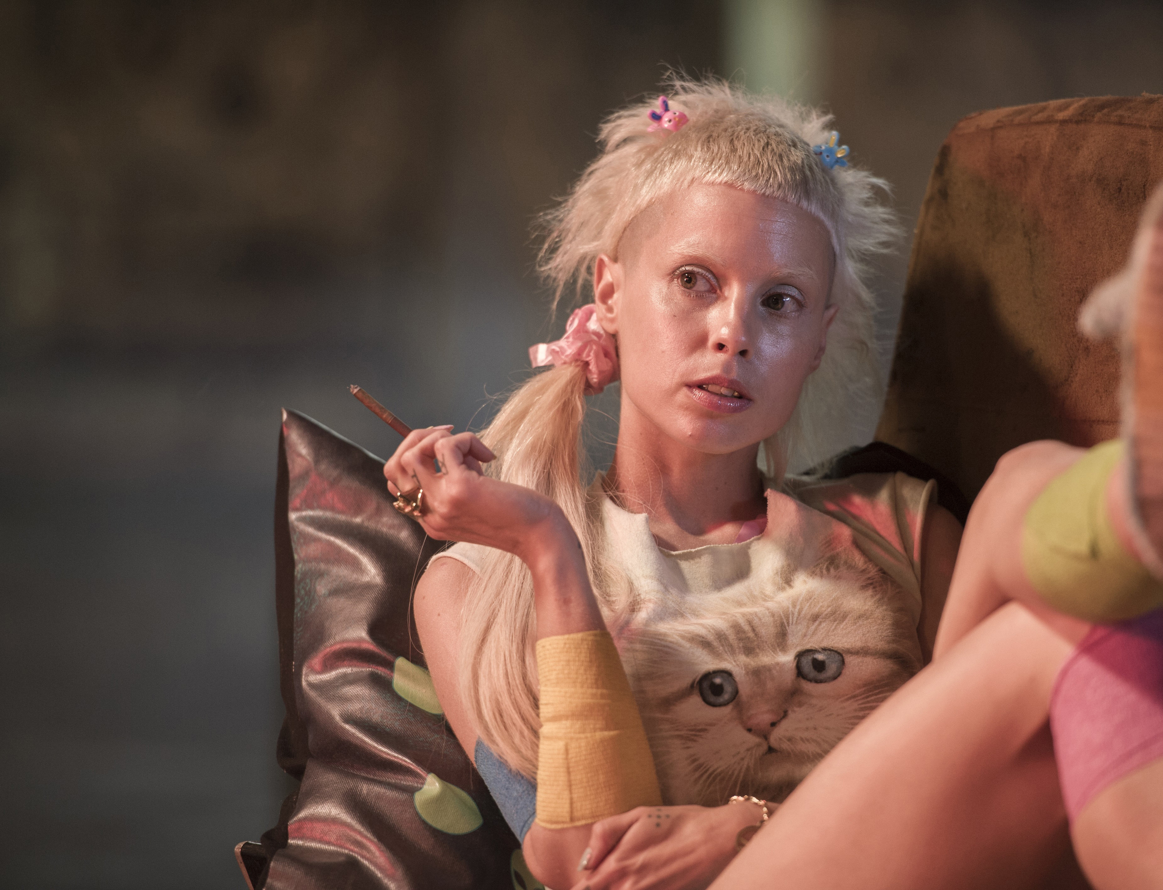 Робот чаппи группа в фильме. Die antwoord чаппи. Фильм робот по имени чаппи. Йоланди чаппи. Die antwoord чаппи.