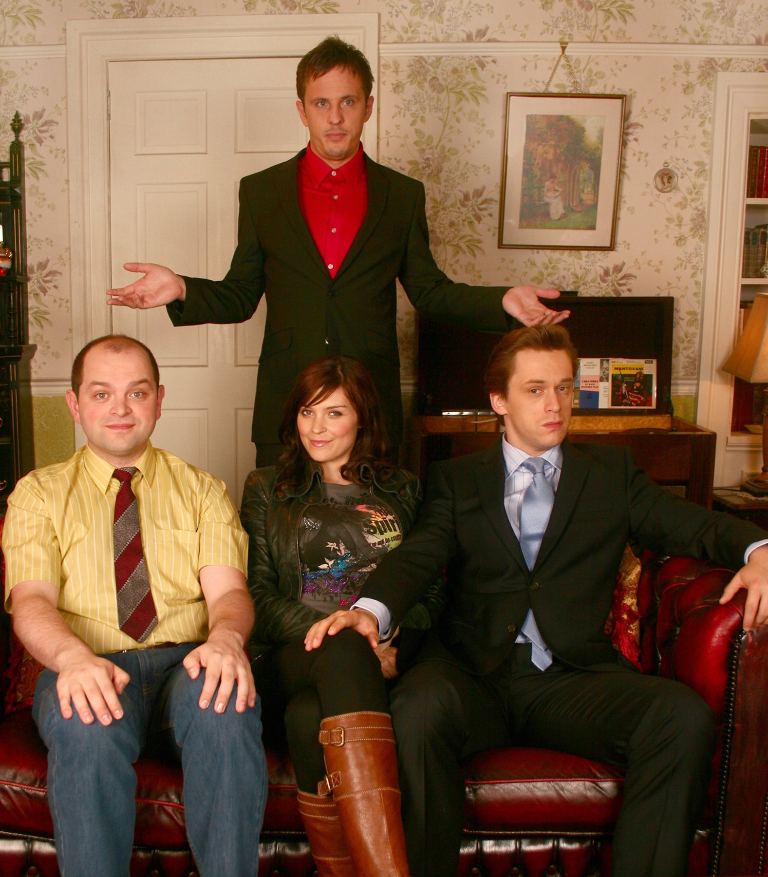 Как не стоит жить сериал. Как не стоит жить сериал. Как не стоит жить 3. Жить 12 года фильм. Британская комедия про наследство.