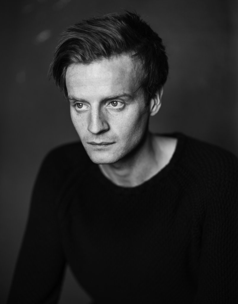 Эндрю гауэр. Andrew gower actor. Эндрю гауэр чужестранка. Гауэр фото. Andrew gower actor.