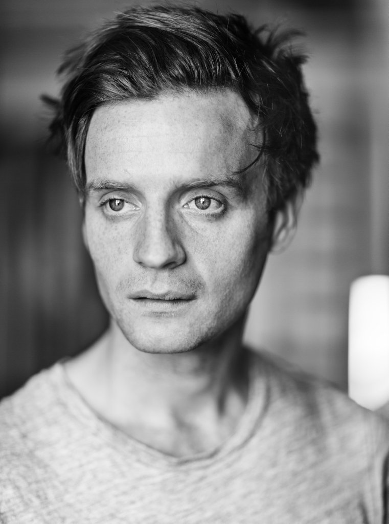 Andrew gower actor. Эндрю гауэр чужестранка. Andrew gower actor. Эндрю гауэр. Эндрю гауэр чужестранка.